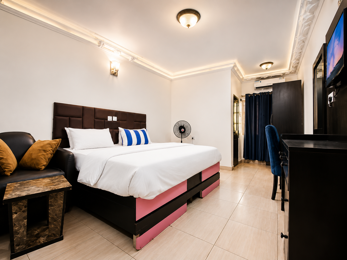Princess Suite king bed and lounge